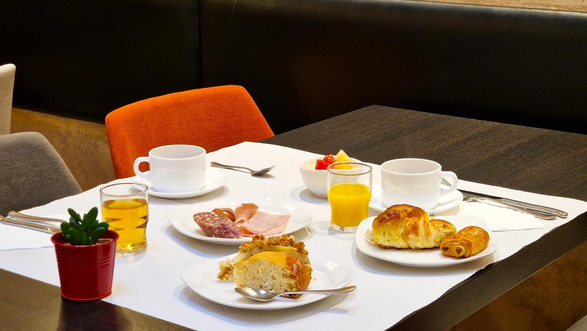 Saint-Geniez-dʼOlt Logis Hotel Restaurant De France מראה חיצוני תמונה