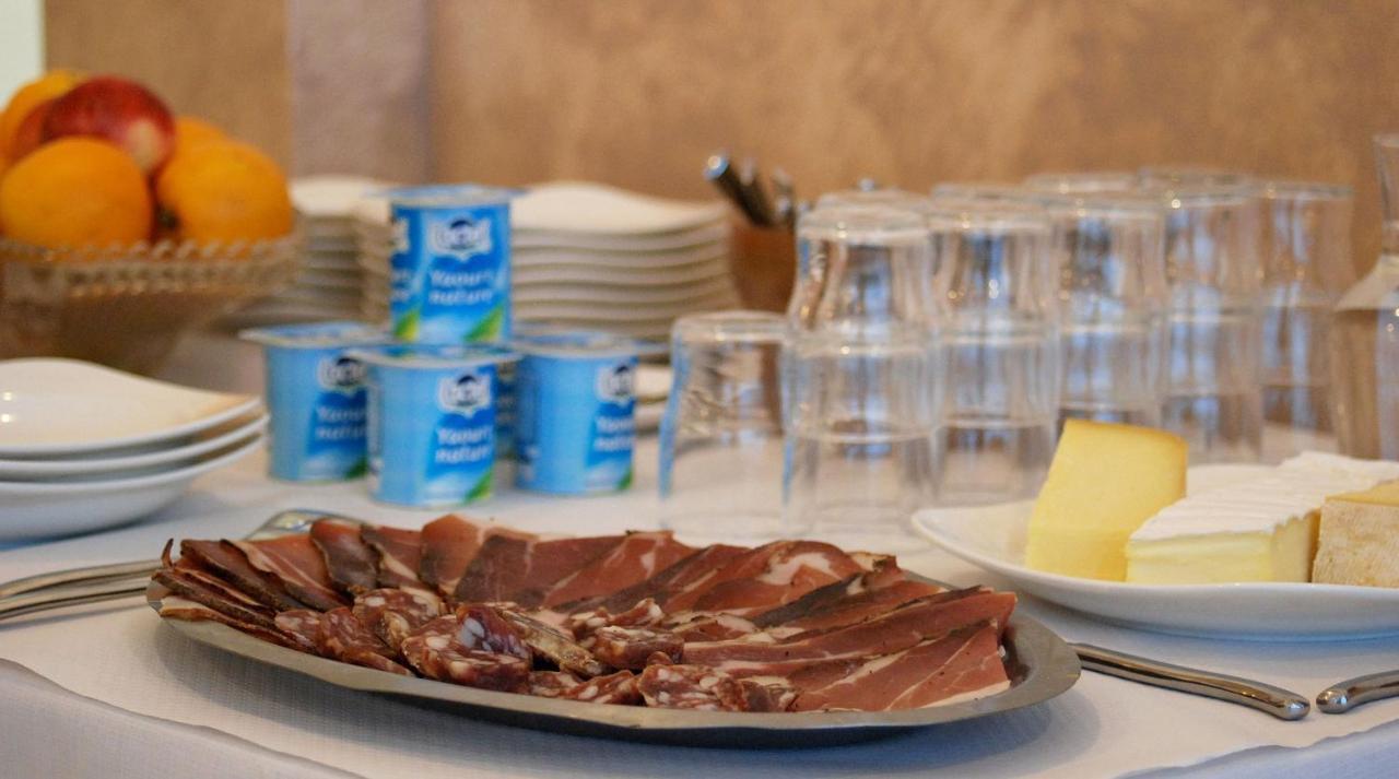 Saint-Geniez-dʼOlt Logis Hotel Restaurant De France מראה חיצוני תמונה